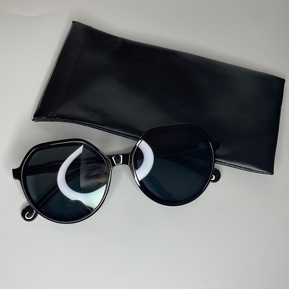 NWOT Women’s Black Sunglasses - Picture 1 of 4